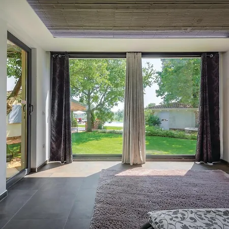 Gorgeous In Tar With Wifi Holiday home