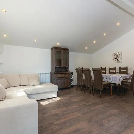 Gorgeous In Tar With Wifi Holiday home Tar-Vabriga